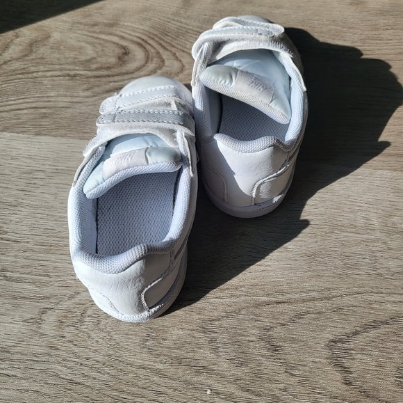 Toddler white nike velcro sneakers - Picture 2 of 4